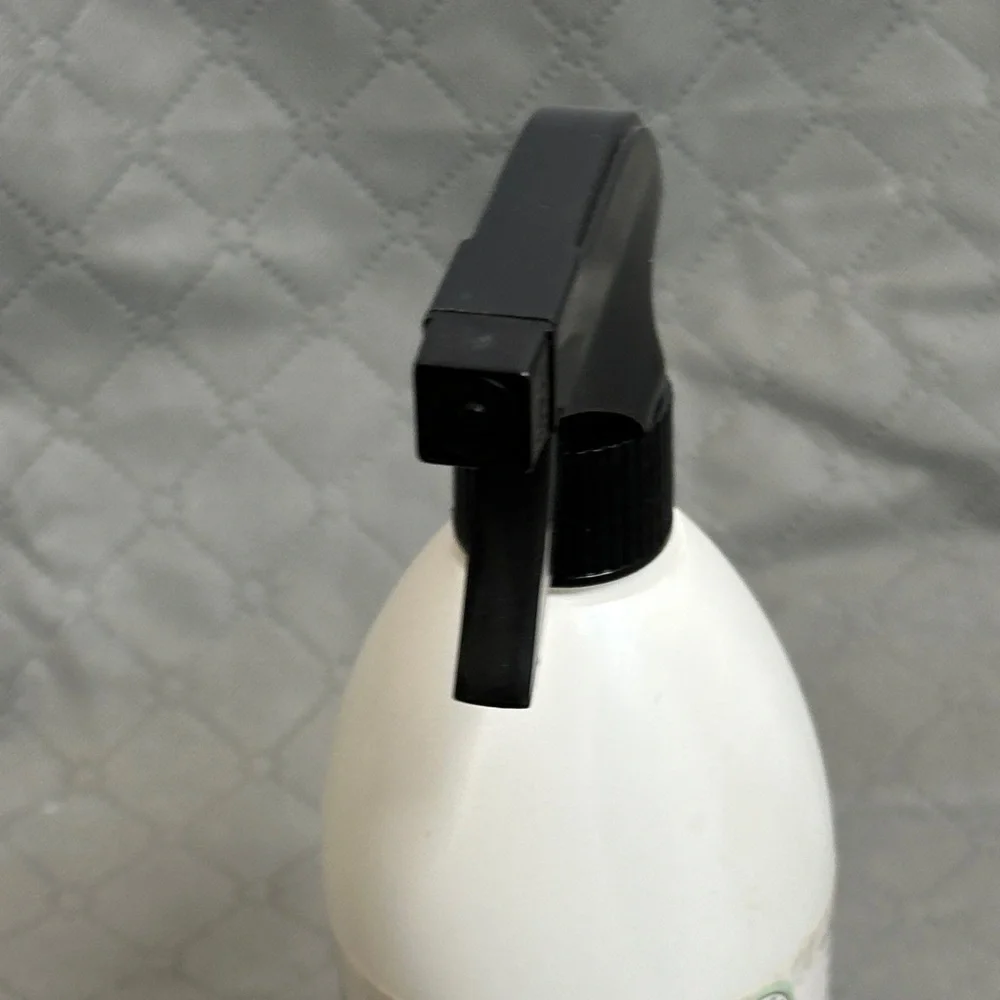 Miracle Care Made in the USA Waterless Bath for Pets Enzyme Powered Bath Spray
